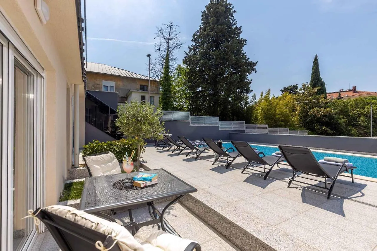 Apartments In Crikvenica 44014
